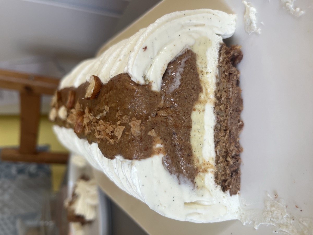 Bûche vanille et noisette — vue en coupe